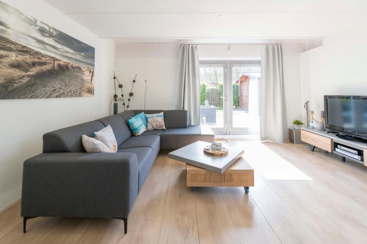 Op Villapark Oesterbaai Aan Zee , Met Speeltuin Grenzend Aan De Tuin