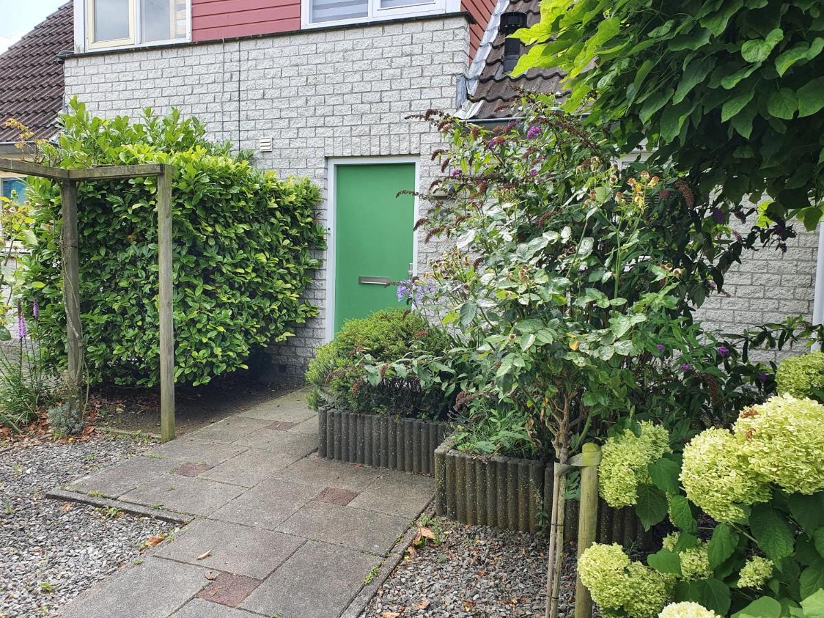 Op Villapark Oesterbaai Aan Zee , Met Speeltuin Grenzend Aan De Tuin Vakantiehuis Wemeldinge