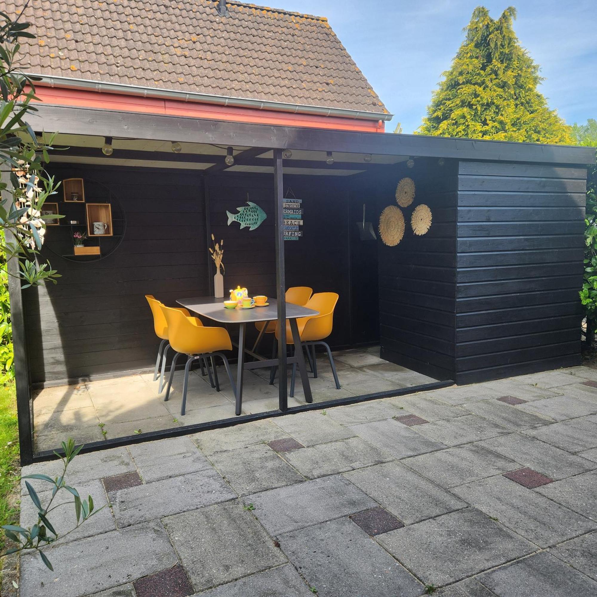 Op Villapark Oesterbaai Aan Zee , Met Speeltuin Grenzend Aan De Tuin Vakantiehuis *