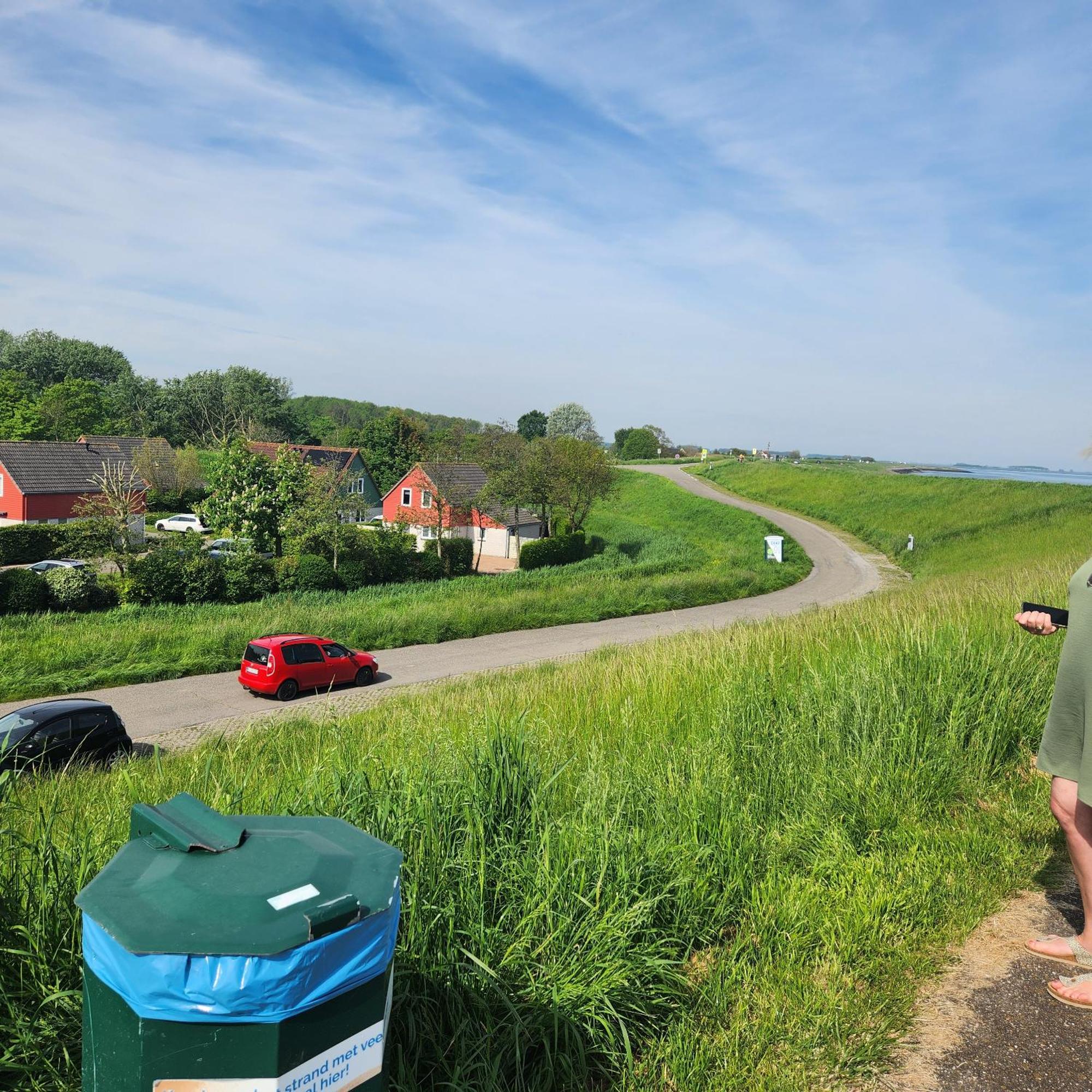 Op Villapark Oesterbaai Aan Zee , Met Speeltuin Grenzend Aan De Tuin *