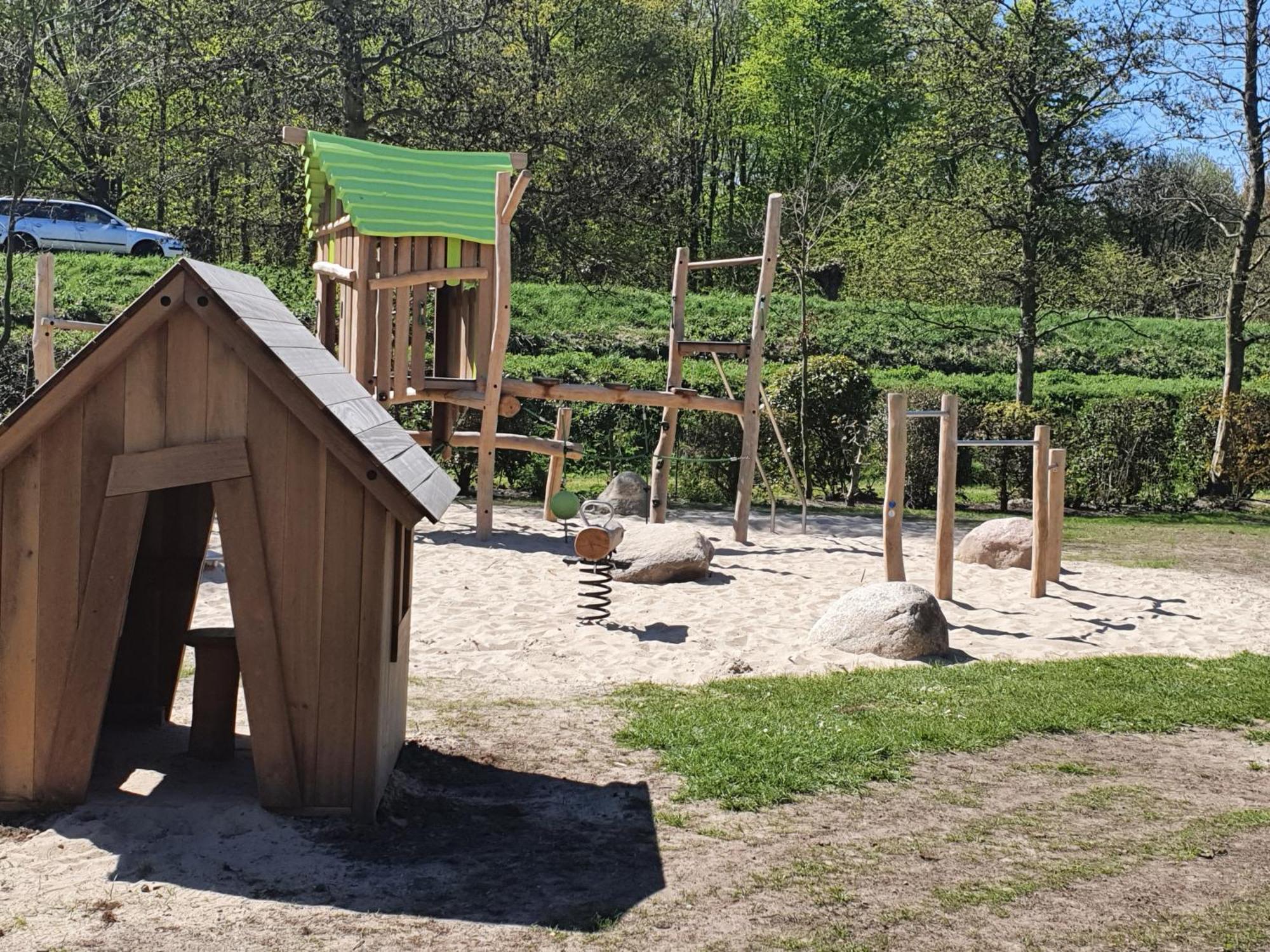 Op Villapark Oesterbaai Aan Zee , Met Speeltuin Grenzend Aan De Tuin Wemeldinge